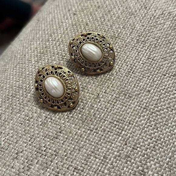 Vintage Gold Avon? faux Pearl earrings - Picture 1 of 3